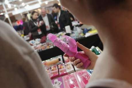 segurando vibrador