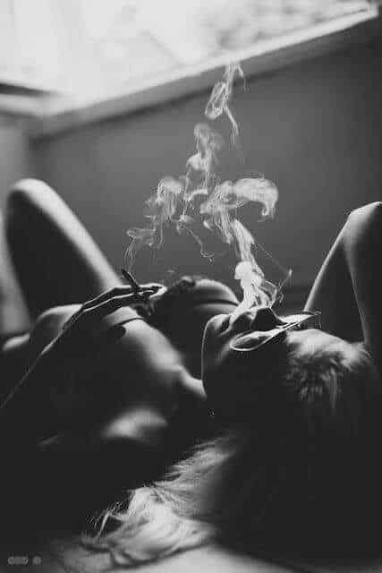 mulher pelada fumando