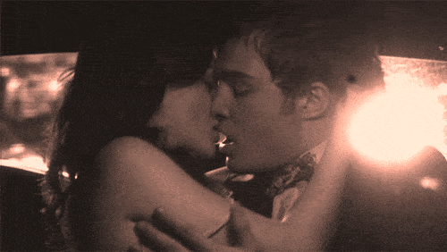 casal se beijando no carro