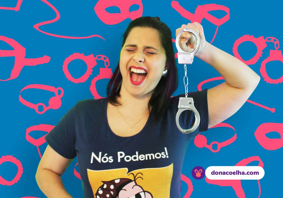 Nat da Dona Coelha segurando uma algema